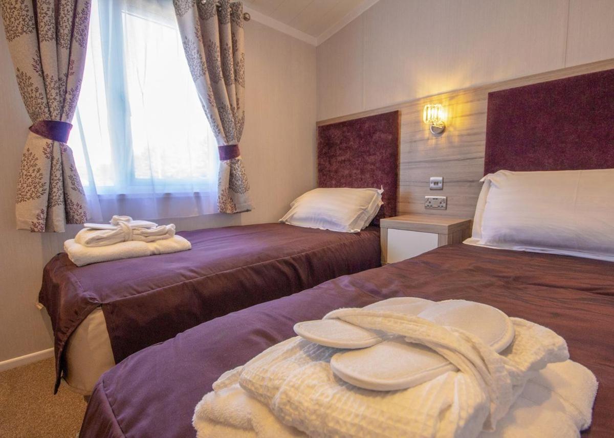 Westlands Country Park Hotel Annan Bagian luar foto